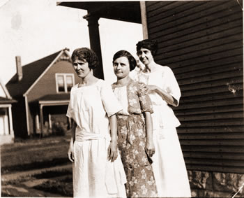 Three Chamness sisters (identified by Doris Garlock)